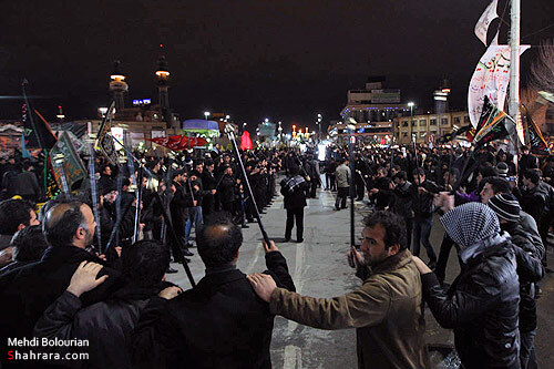 عزاداري مردم در شب شهادت امام رضا(ع)