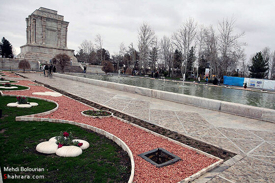 مسافران نوروزی در آرامگاه فردوسی