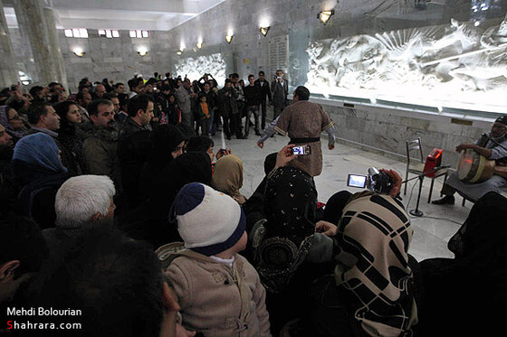 مسافران نوروزی در آرامگاه فردوسی