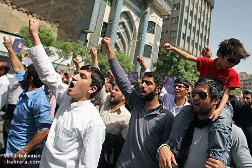 راهپيمايي نمازگزاران مشهدي در حمايت از مردم بحرين