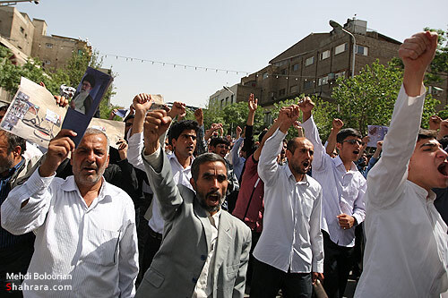 راهپيمايي نمازگزاران مشهدي در حمايت از مردم بحرين