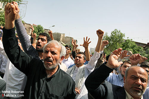 راهپيمايي نمازگزاران مشهدي در حمايت از مردم بحرين