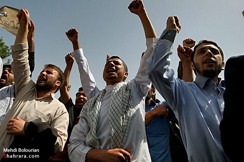 راهپيمايي نمازگزاران مشهدي در حمايت از مردم بحرين