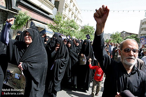 راهپيمايي نمازگزاران مشهدي در حمايت از مردم بحرين