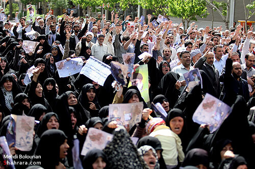 راهپيمايي نمازگزاران مشهدي در حمايت از مردم بحرين