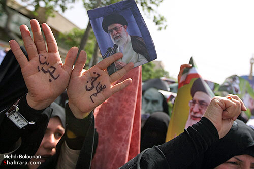 راهپيمايي نمازگزاران مشهدي در حمايت از مردم بحرين