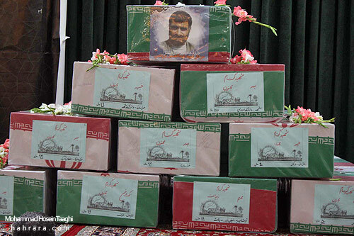 طواف پیکر شهید برونسی و شهدای گمنام در حرم رضوی 