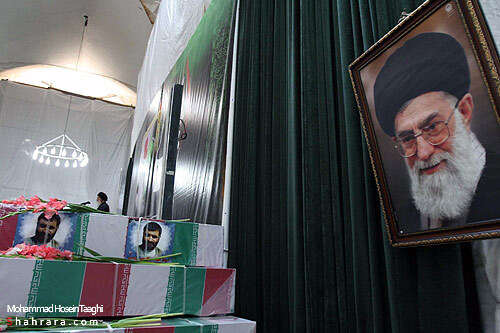 طواف پیکر شهید برونسی و شهدای گمنام در حرم رضوی 