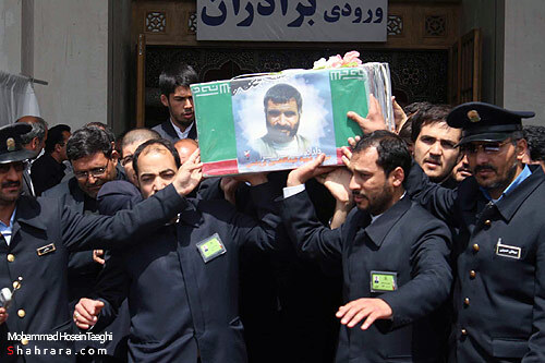 طواف پیکر شهید برونسی و شهدای گمنام در حرم رضوی 