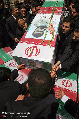 طواف پیکر شهید برونسی و شهدای گمنام در حرم رضوی 