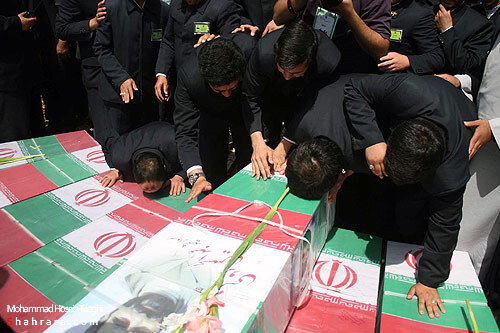 طواف پیکر شهید برونسی و شهدای گمنام در حرم رضوی 