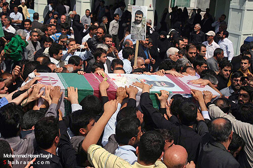 طواف پیکر شهید برونسی و شهدای گمنام در حرم رضوی 