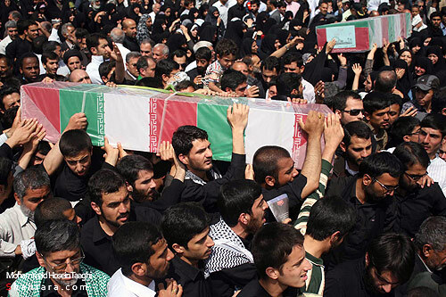 طواف پیکر شهید برونسی و شهدای گمنام در حرم رضوی 