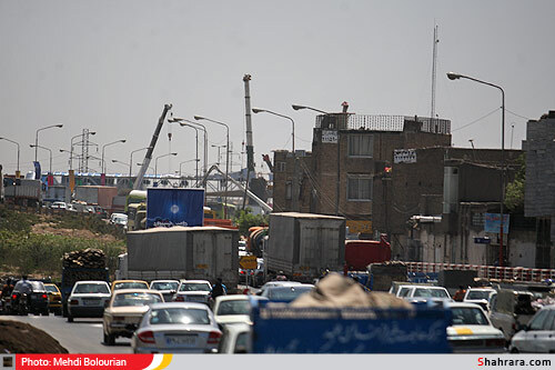 برخورد تريلر با پل عابر پياده