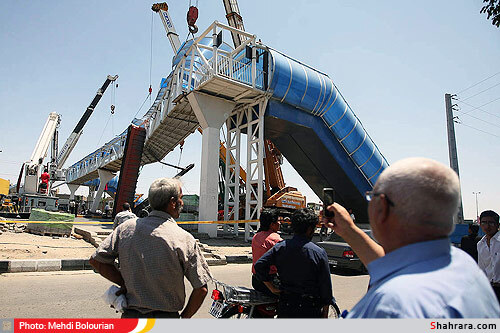 برخورد تريلر با پل عابر پياده