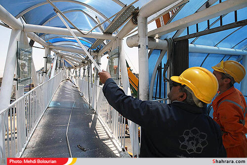 برخورد تريلر با پل عابر پياده