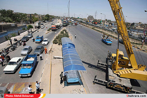 برخورد تريلر با پل عابر پياده