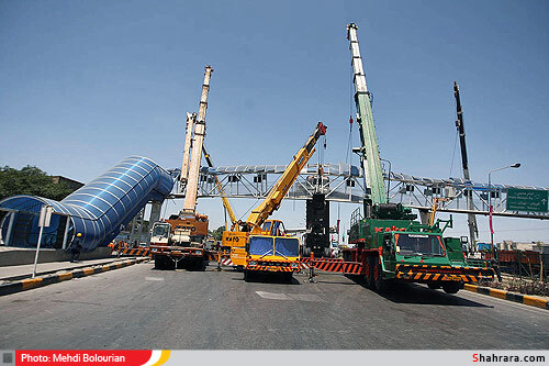 برخورد تريلر با پل عابر پياده