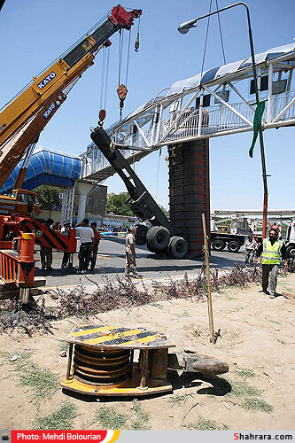 برخورد تريلر با پل عابر پياده