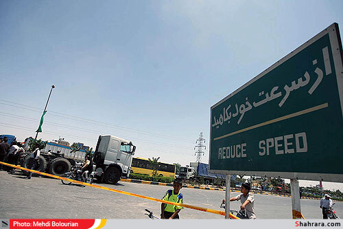 برخورد تريلر با پل عابر پياده