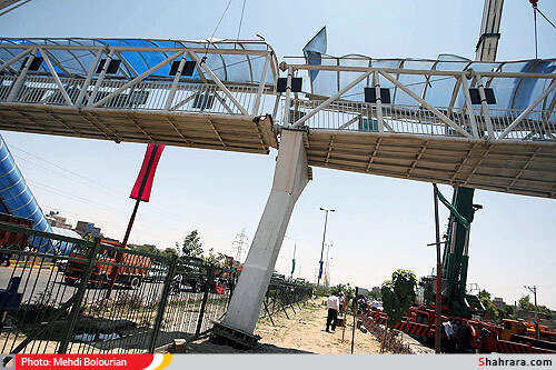 برخورد تريلر با پل عابر پياده