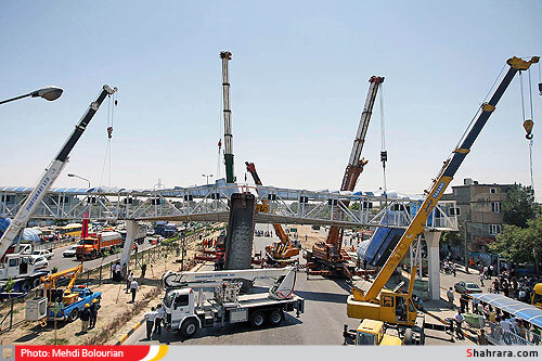 برخورد تريلر با پل عابر پياده