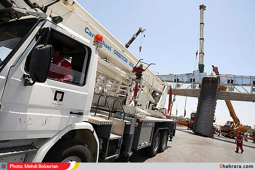 برخورد تريلر با پل عابر پياده