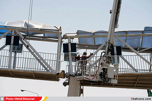 برخورد تريلر با پل عابر پياده