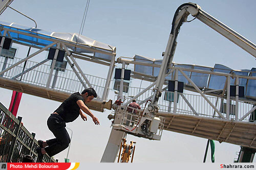 برخورد تريلر با پل عابر پياده