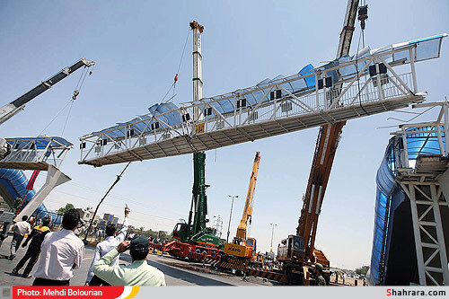 برخورد تريلر با پل عابر پياده