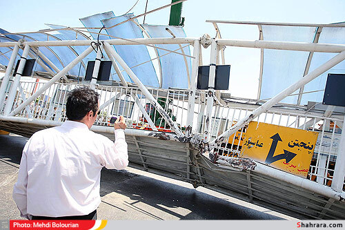 برخورد تريلر با پل عابر پياده