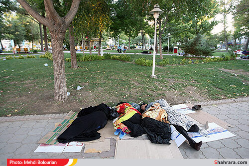 سرگرداني همراهان بيماران در ميدان بيمارستان امام رضا(ع)