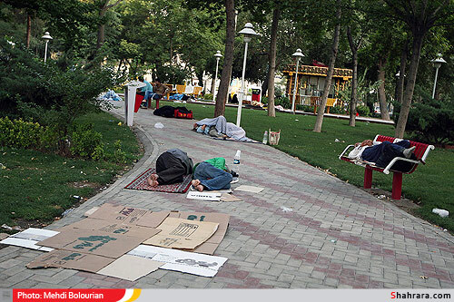 سرگرداني همراهان بيماران در ميدان بيمارستان امام رضا(ع)