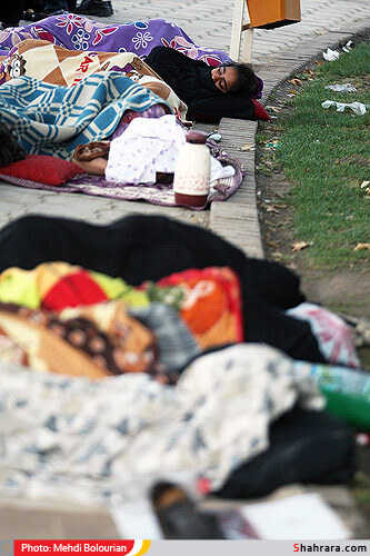 سرگرداني همراهان بيماران در ميدان بيمارستان امام رضا(ع)