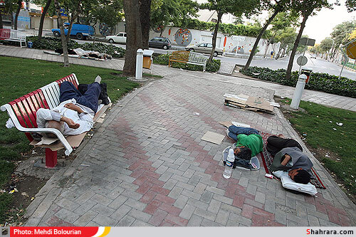 سرگرداني همراهان بيماران در ميدان بيمارستان امام رضا(ع)