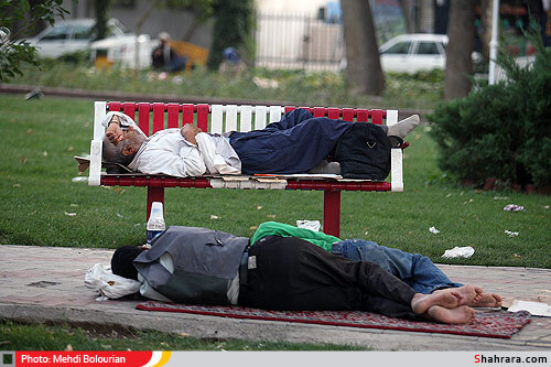 سرگرداني همراهان بيماران در ميدان بيمارستان امام رضا(ع)