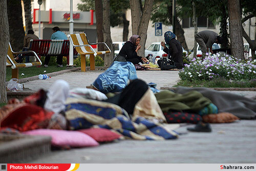 سرگرداني همراهان بيماران در ميدان بيمارستان امام رضا(ع)