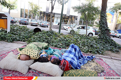 سرگرداني همراهان بيماران در ميدان بيمارستان امام رضا(ع)