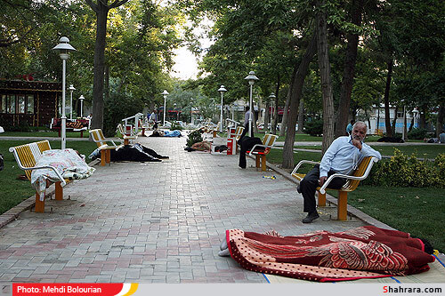 سرگرداني همراهان بيماران در ميدان بيمارستان امام رضا(ع)