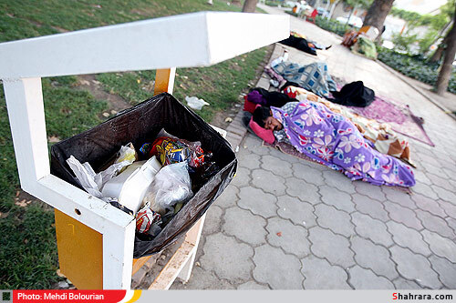 سرگرداني همراهان بيماران در ميدان بيمارستان امام رضا(ع)