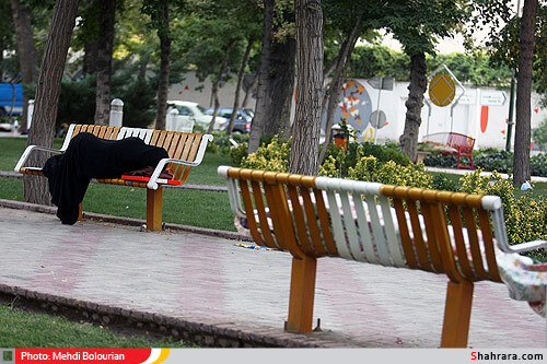 سرگرداني همراهان بيماران در ميدان بيمارستان امام رضا(ع)