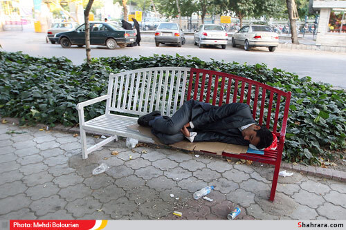 سرگرداني همراهان بيماران در ميدان بيمارستان امام رضا(ع)