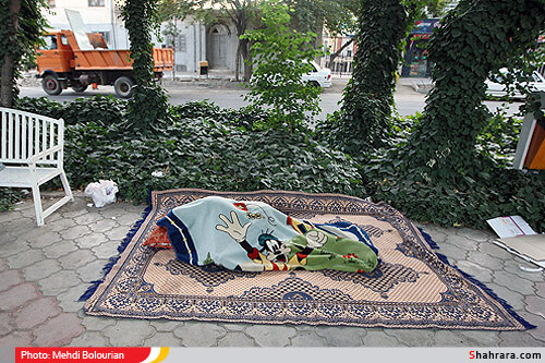 سرگرداني همراهان بيماران در ميدان بيمارستان امام رضا(ع)