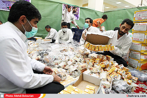 تهیه و توزیع افطار بین نمازگراران در حرم امام رضا(ع)