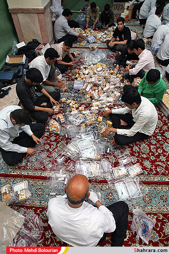 تهیه و توزیع افطار بین نمازگراران در حرم امام رضا(ع)