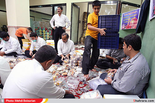 تهیه و توزیع افطار بین نمازگراران در حرم امام رضا(ع)