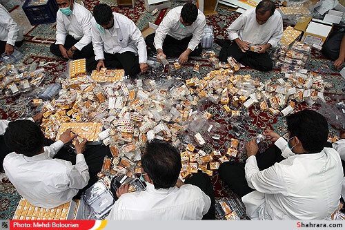 تهیه و توزیع افطار بین نمازگراران در حرم امام رضا(ع)