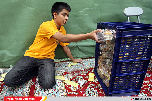 تهیه و توزیع افطار بین نمازگراران در حرم امام رضا(ع)