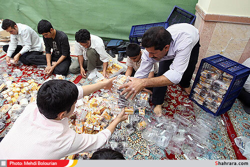 تهیه و توزیع افطار بین نمازگراران در حرم امام رضا(ع)