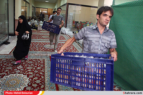 تهیه و توزیع افطار بین نمازگراران در حرم امام رضا(ع)